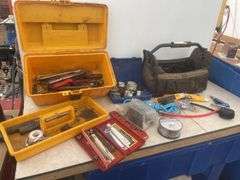 Set a holesaws, miscellaneous tools in plastic toolbox, tool bag and miscellaneous