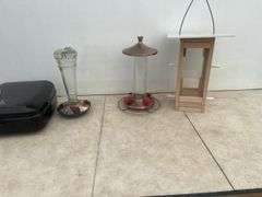 Birdfeeder and 2 hummingbird feeders - unused