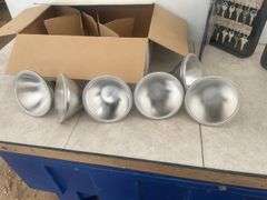 Pair of portable key cases, half a dozen 45 W halogen spotlights