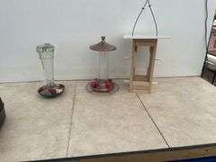 Birdfeeder and 2 hummingbird feeders - unused
