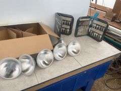 Pair of portable key cases, half a dozen 45 W halogen spotlights