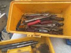 Set a holesaws, miscellaneous tools in plastic toolbox, tool bag and miscellaneous