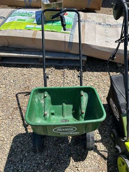 Fertilizer spreader