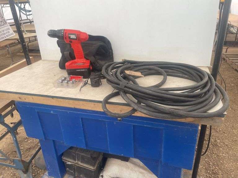 Black and Decker cordless drill 24V - working, comes with charger and battery, approx 19' of 10-4 wi