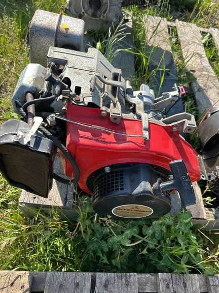 Briggs & Stratton 2hp - owner says runs & Mitsubishi GM30IP Missing tank but owner says does run