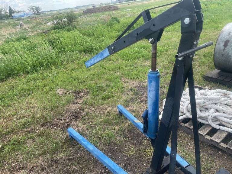 Engine lift. Needs TLC to work
