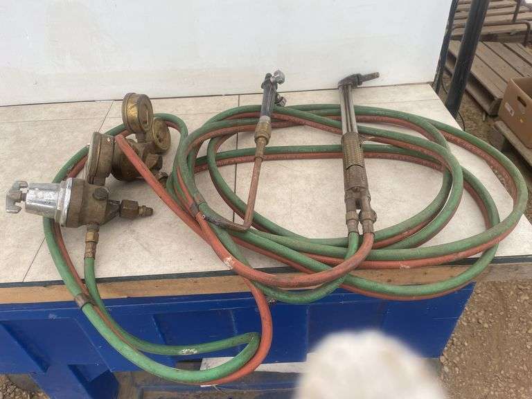 Union Carbide cutting torch comes with 2 gauges setup for Propane - owner says works