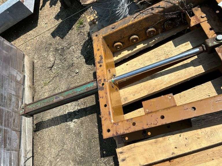 Barbed wire, fencing wire, hydraulic endgate