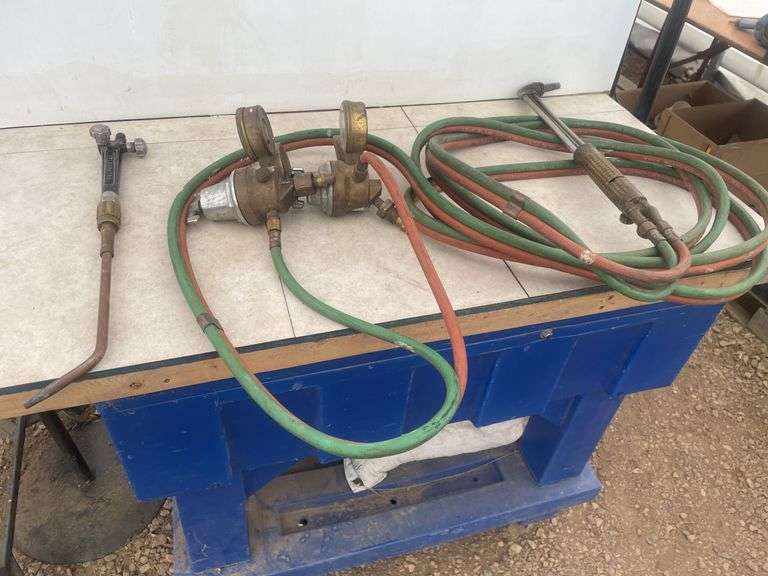 Union Carbide cutting torch comes with 2 gauges setup for Propane - owner says works
