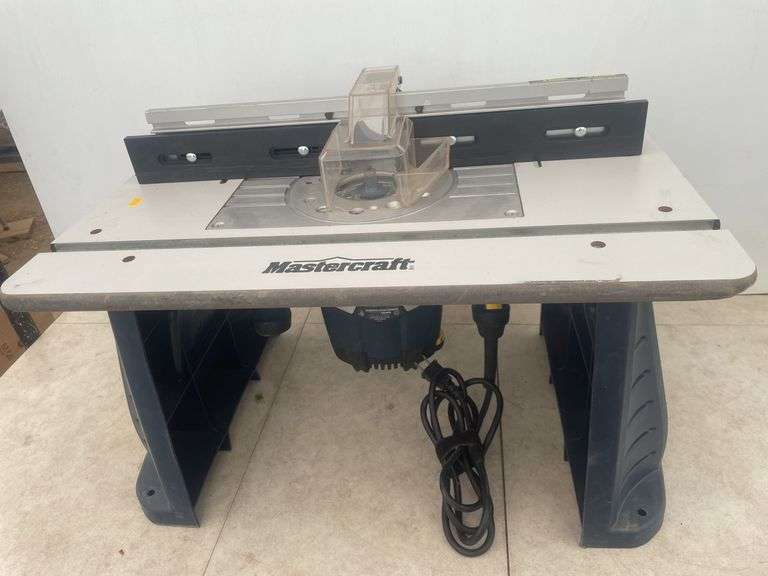Mastercraft router table comes complete with plunge router