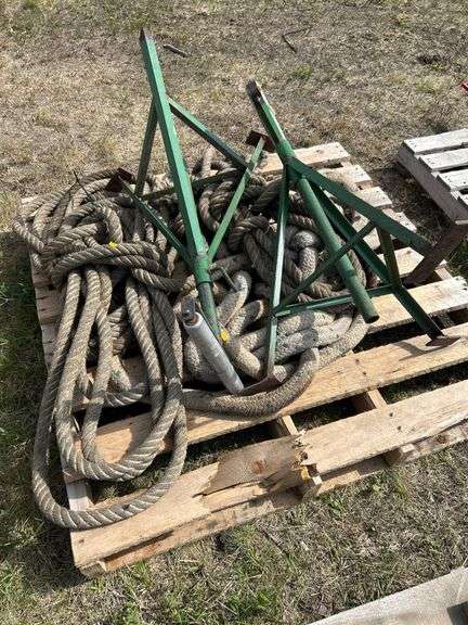 Pair of roller stands & qty of tow rope