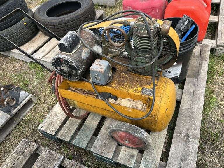 Air compressor- condition unknown, 2 pails of Banjo fittings & misc hose