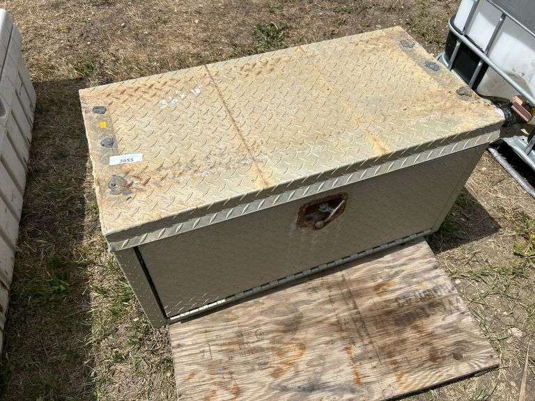 Checkerplate truck tool box 18”x18”x36”
