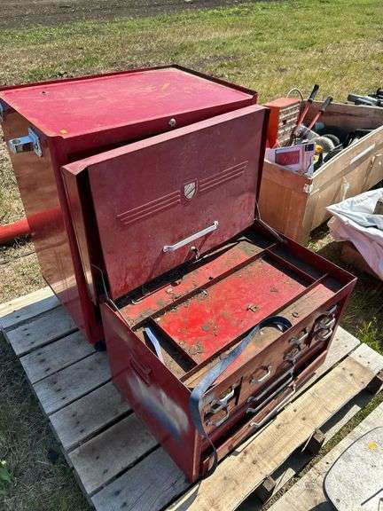 Beach tool box in poor condition