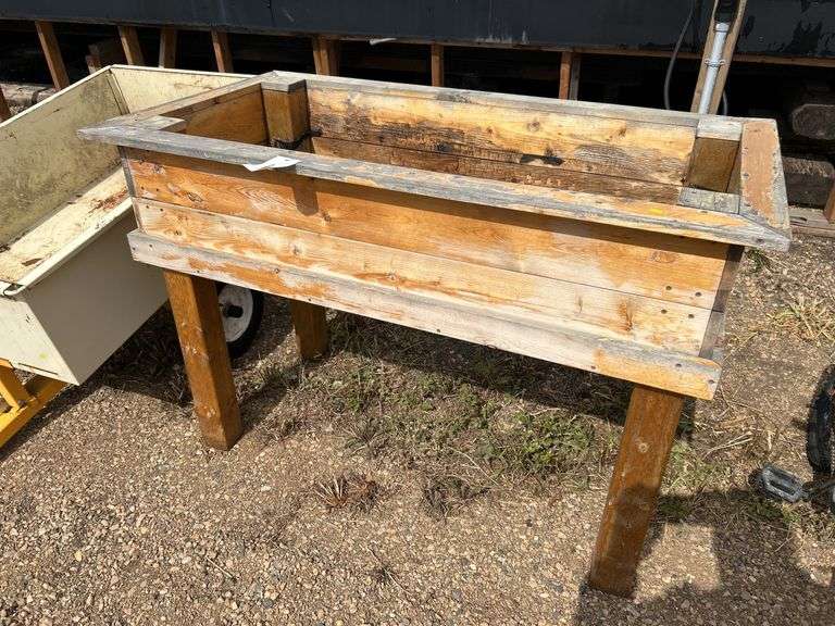 Raised garden bed