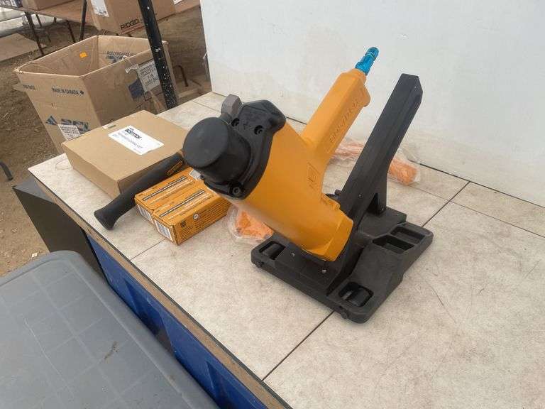 Bostitch hardwood floor nailer comes with nails and hammer - hardy used pre-finished flooring foot