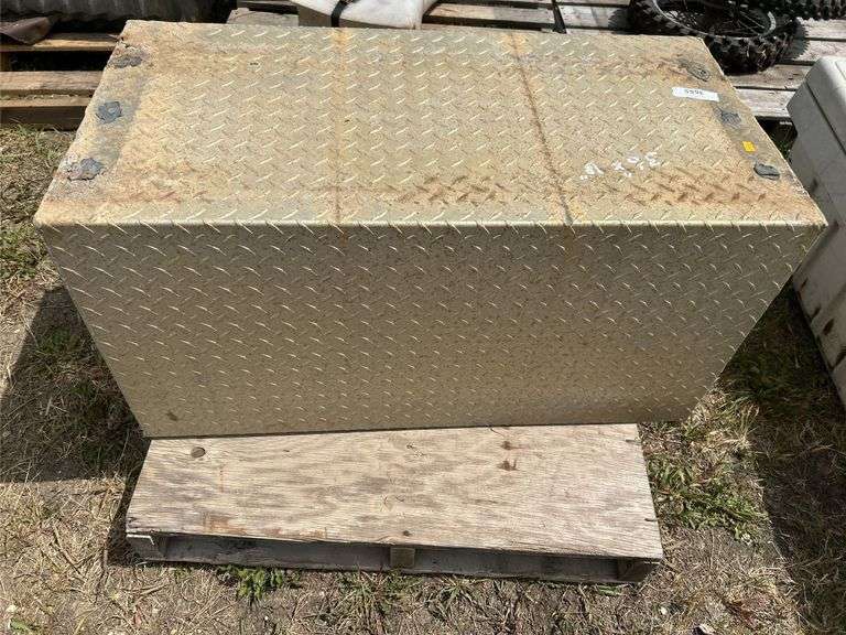 Checkerplate truck tool box 18”x18”x36”