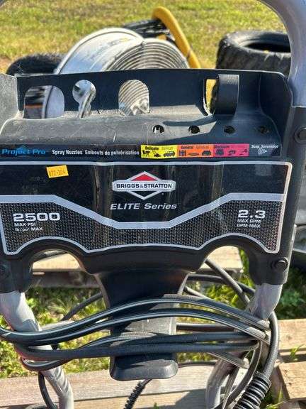 Briggs & Stratton 2500 psi pressure washer- owner says works - Karcher nozzle on it