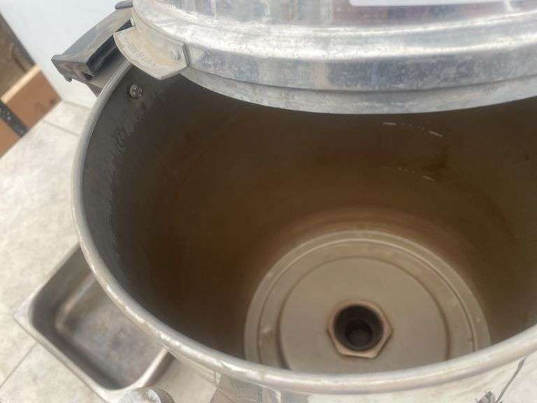 Coffee urn 100 cup - heats up but missing basket and stem and has broken handle, comes with small st