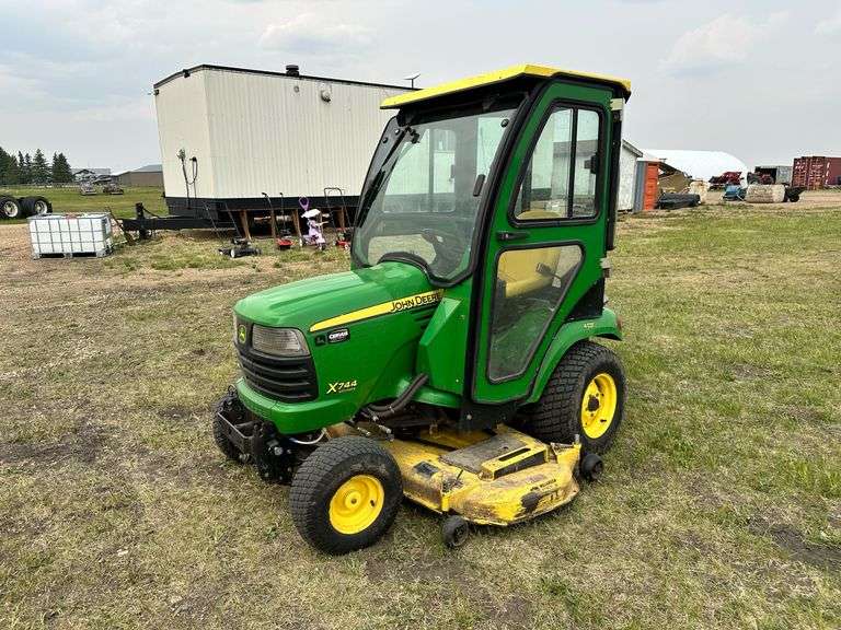 **2006 John Deere X744