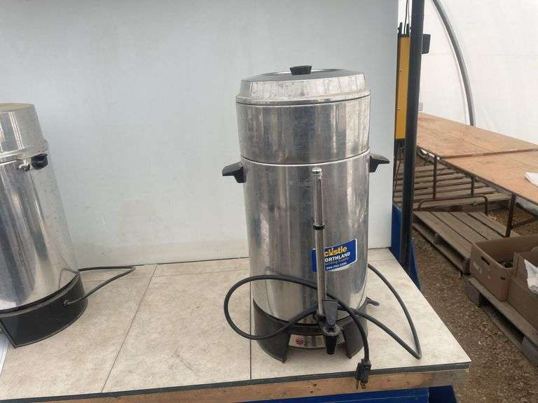 Coffee urn 100 cup - powers on