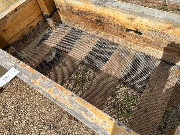Raised garden bed