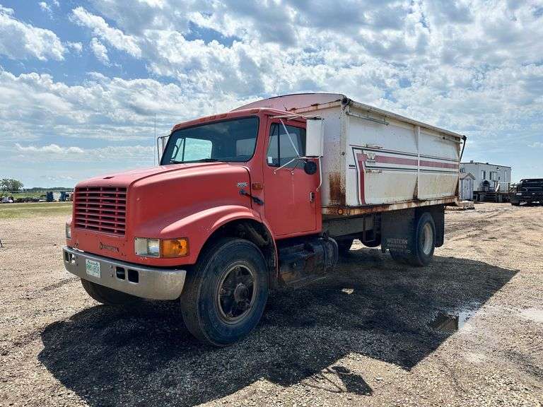 1990 IH 4900 4x2 Diesel Grain Truck