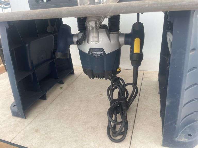 Mastercraft router table comes complete with plunge router