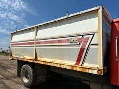 1990 IH 4900 4x2 Diesel Grain Truck