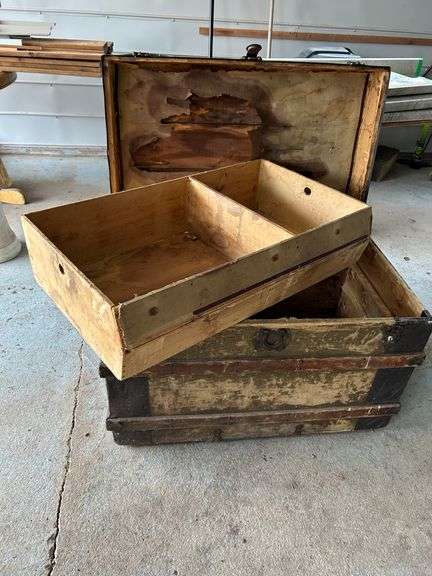 OFFSITE MELFORT: Antique Steamer Trunk
