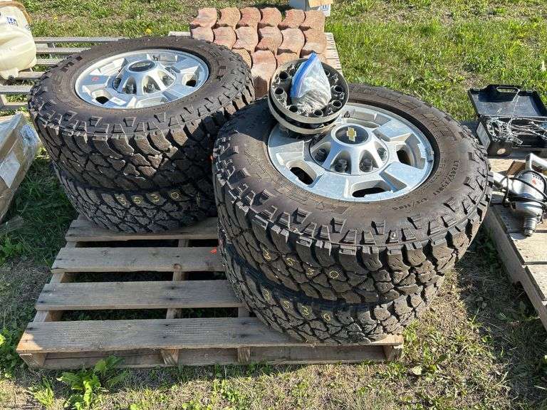4 GM tires/rims LT245/75R17 off GM 2015