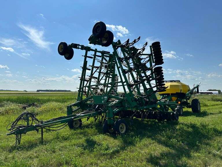2002 John Deere 1820 40 Air Seeder & 1910 Air Tank