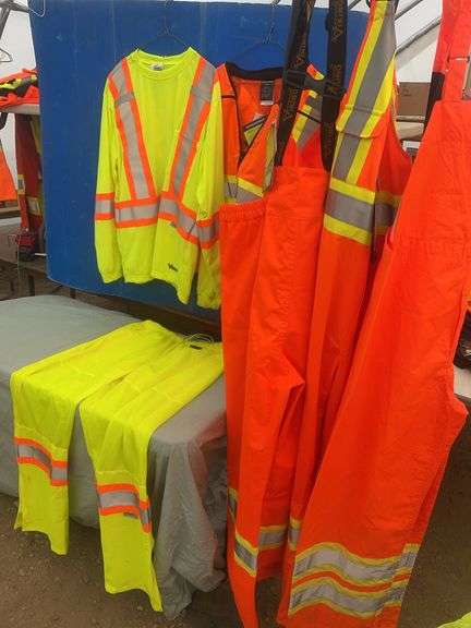 Quantity of 2XL safety wear - including overalls, vests, etc.