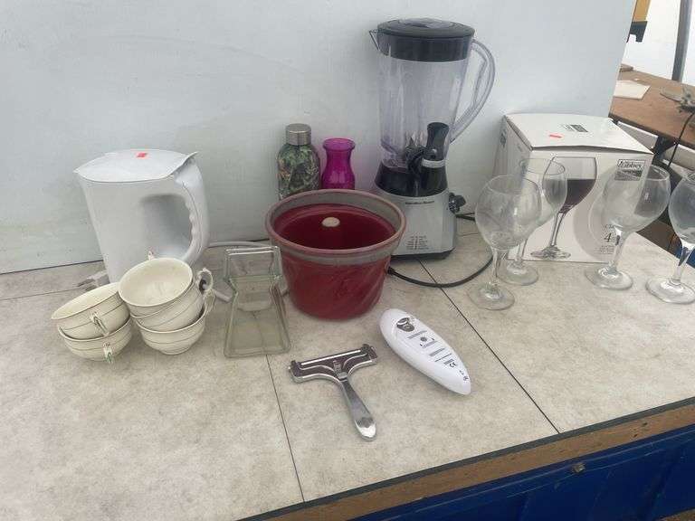 Hamilton Beach blender, Melitta electric kettle, can opener etc.
