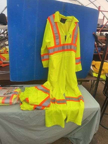 3 high-viz light weight coveralls size L, 2 Large high-viz surveyors vests