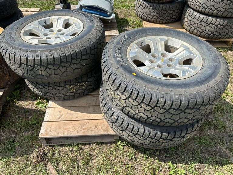 4 GM tires/rims LT285/70R18