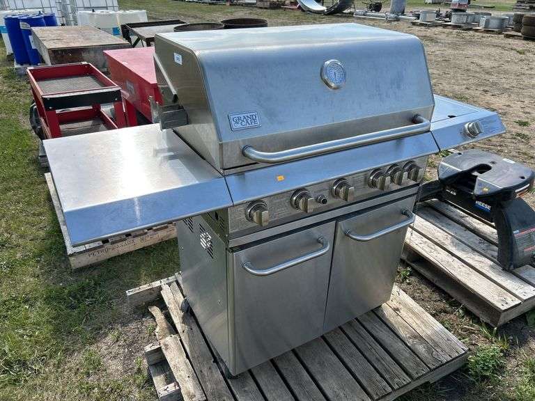 Grand Cafe propane bbq c/w cover