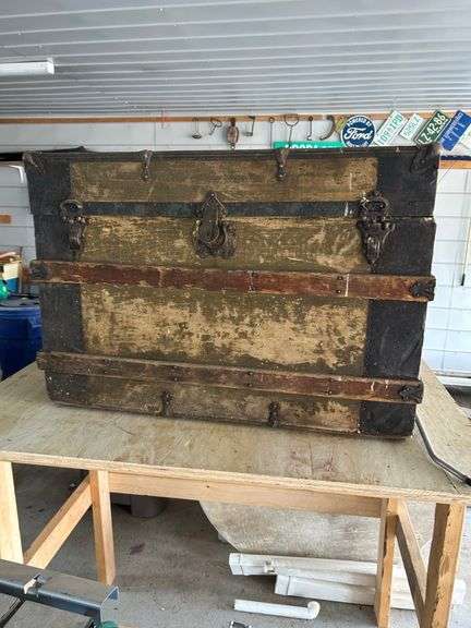 OFFSITE MELFORT: Antique Steamer Trunk
