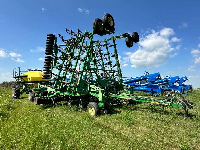 2002 John Deere 1820 40 Air Seeder & 1910 Air Tank