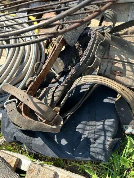 Pallet with golf clubs, garden hose, climbing spikes ets