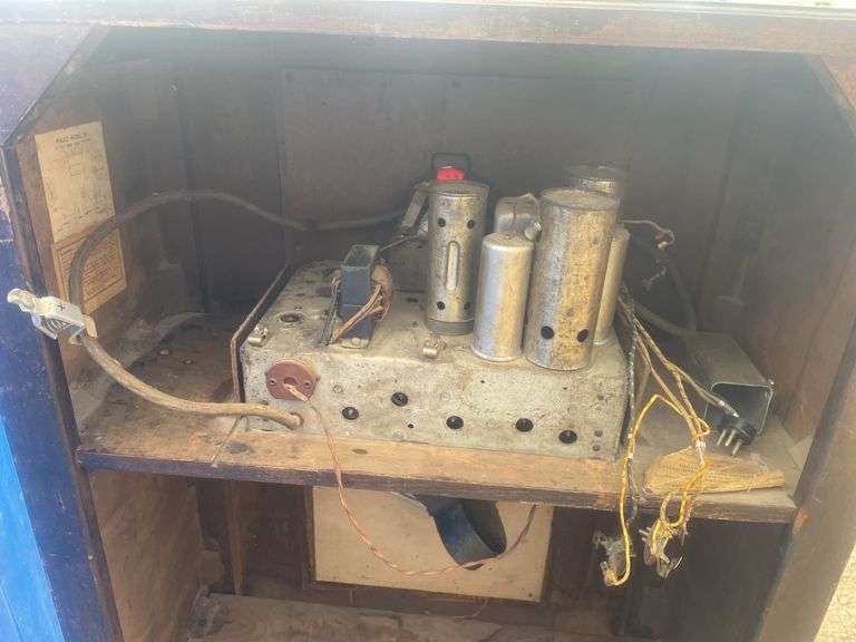 Vintage Philco radio cabinet, radio not complete