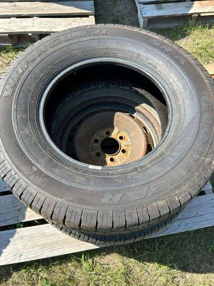 1 rim 2 tires P265/70R17