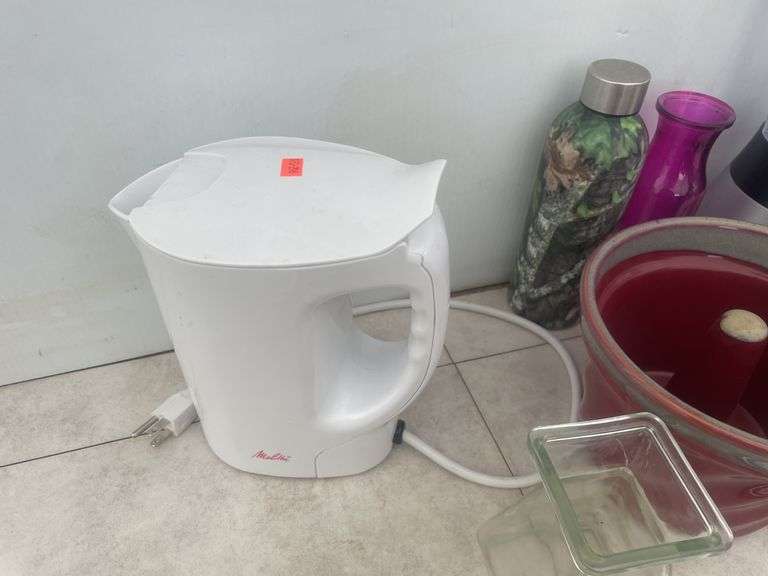 Hamilton Beach blender, Melitta electric kettle, can opener etc.
