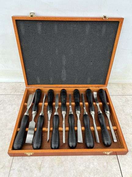 Smith & Wesson wood carving kit