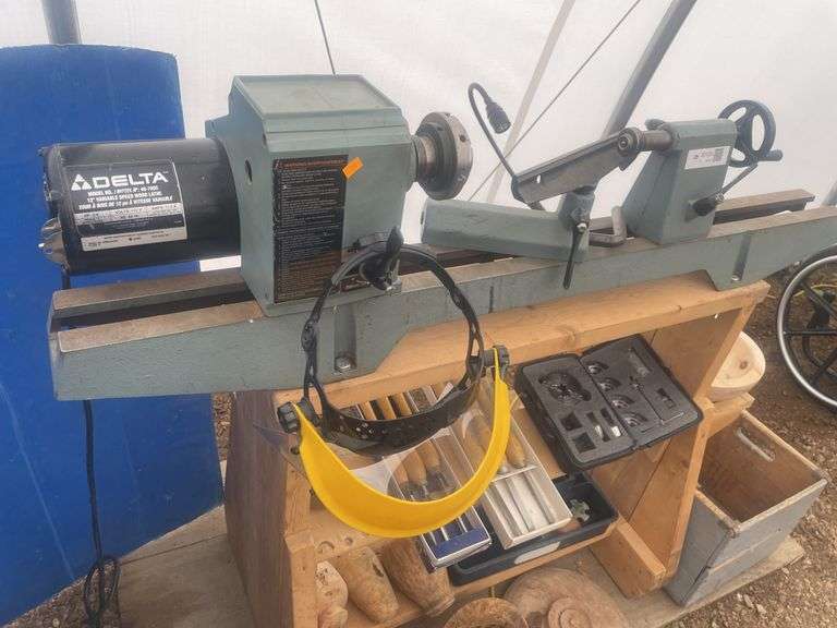 Delta 12" variable speed wood lathe, comes with tooling, face shield and sample bowls