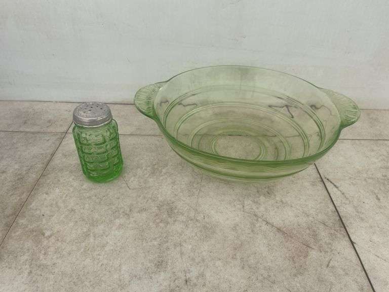 2 pieces of Uranium glass, glows under UV light
