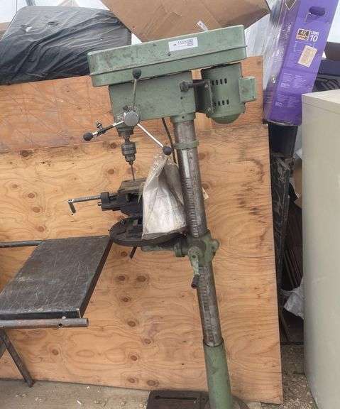 16 speed floor model drill press comes with vise