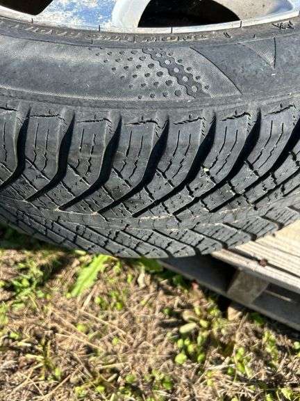 Pair of Nissan tires/rims 215/55R17