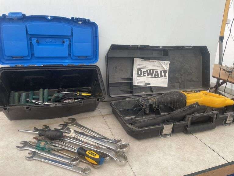 DeWalt recip saw -working - and a tool box with misc tools