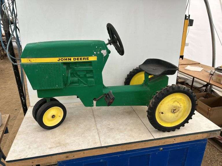 Vintage John Deere cast toy tractor -NEEDS SOME TLC, NO CHAIN